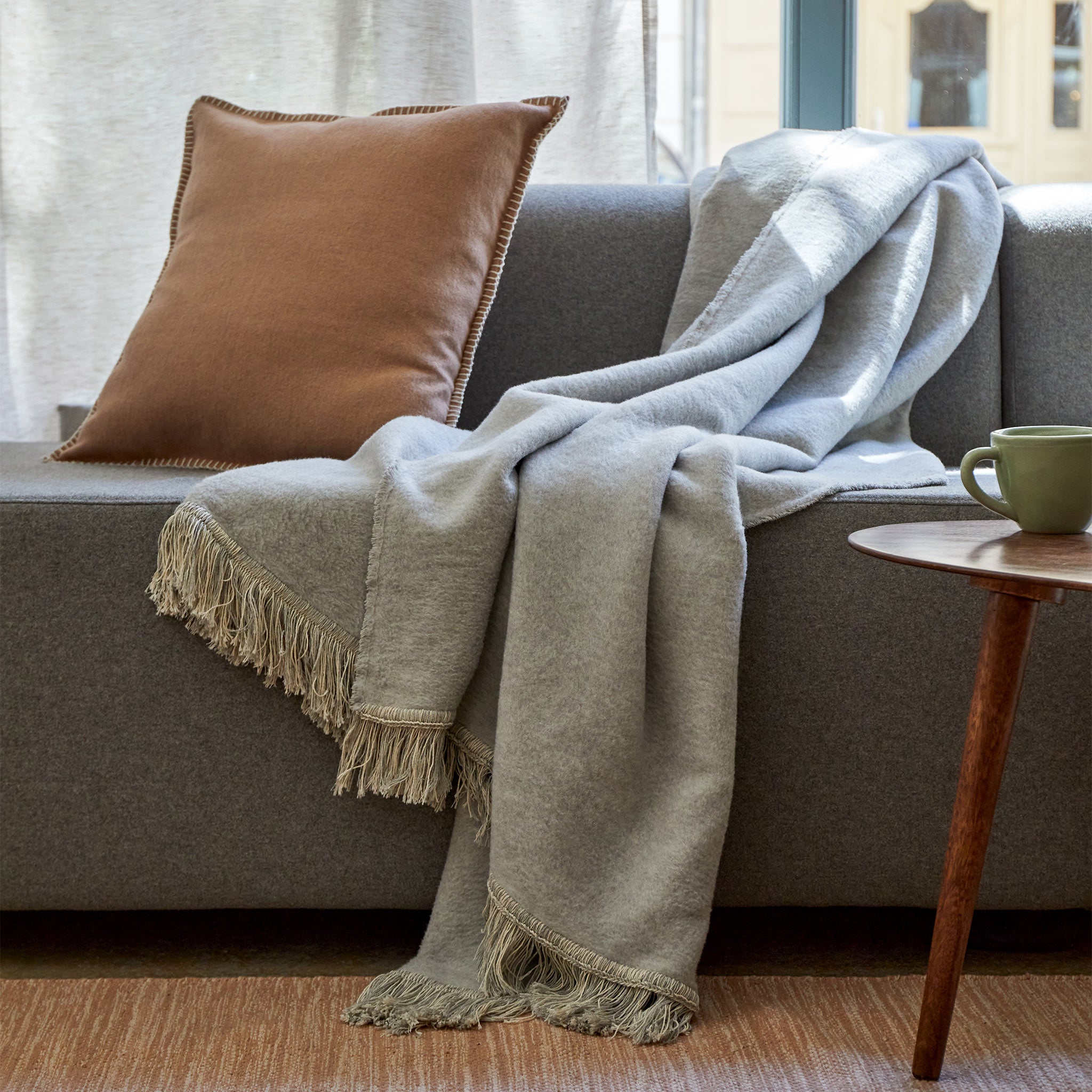 Baumwoll-Kuscheldecke Turra aus Velour, Hellgrau