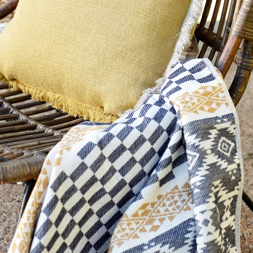Strandtuch Gilaoin Naturweiß & Dunkelblau & Senfgelb | Schöne Ideen für Ihr Zuhause | URBANARA