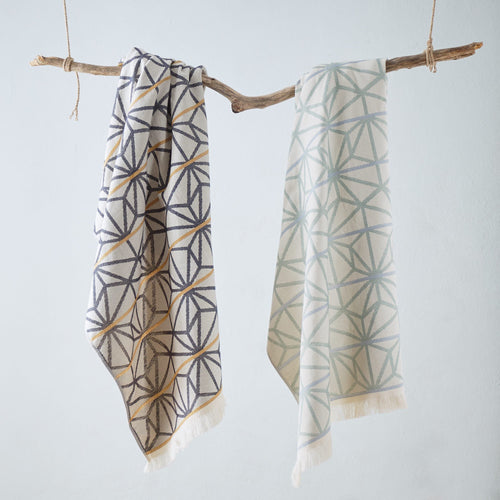 Strandtuch Arade in Naturweiß & Dunkelblau & Senfgelb aus 100% Baumwolle | Entdecken Sie unsere schönsten Wohnaccessoires