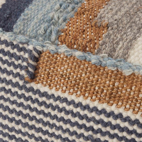 Pouf Brahmani in Dunkelblau & Hellblau & Senfgelb aus 90% Wolle & 10% Baumwolle | Entdecken Sie unsere schönsten Wohnaccessoires