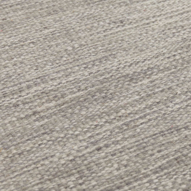 Teppich Gravlev in Grau & Hellgrau & Eierschale aus 50% Schurwolle & 50% Baumwolle | Entdecken Sie unsere schönsten Wohnaccessoires