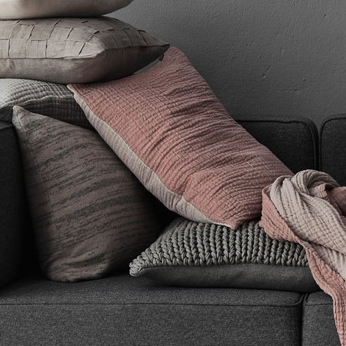 Kissen Couco in Hellgrau & Grau aus 100% Baumwolle | Entdecken Sie unsere schönsten Wohnaccessoires