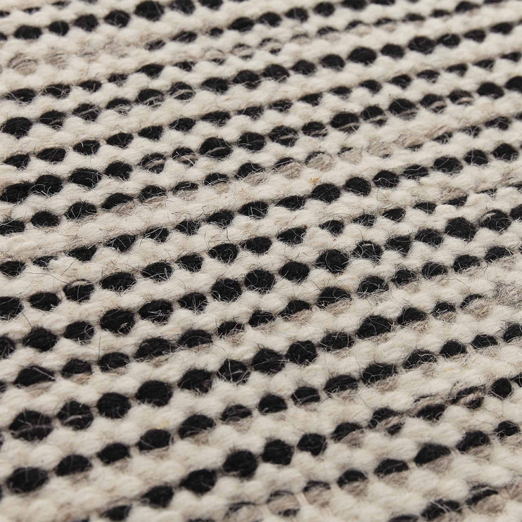 Teppich Udana in Naturweiß & Schwarz & Hellgrau aus 100% Wolle | Entdecken Sie unsere schönsten Wohnaccessoires