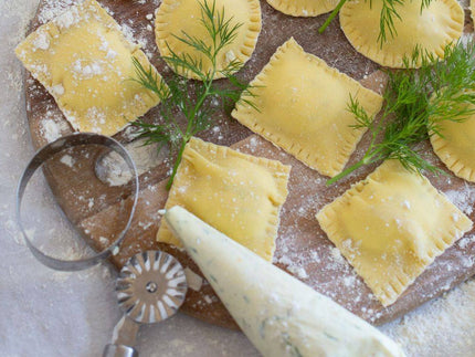 Gefüllte Nudeln mit Ricotta und Dill in buttriger Soße mit Karottenstreifen