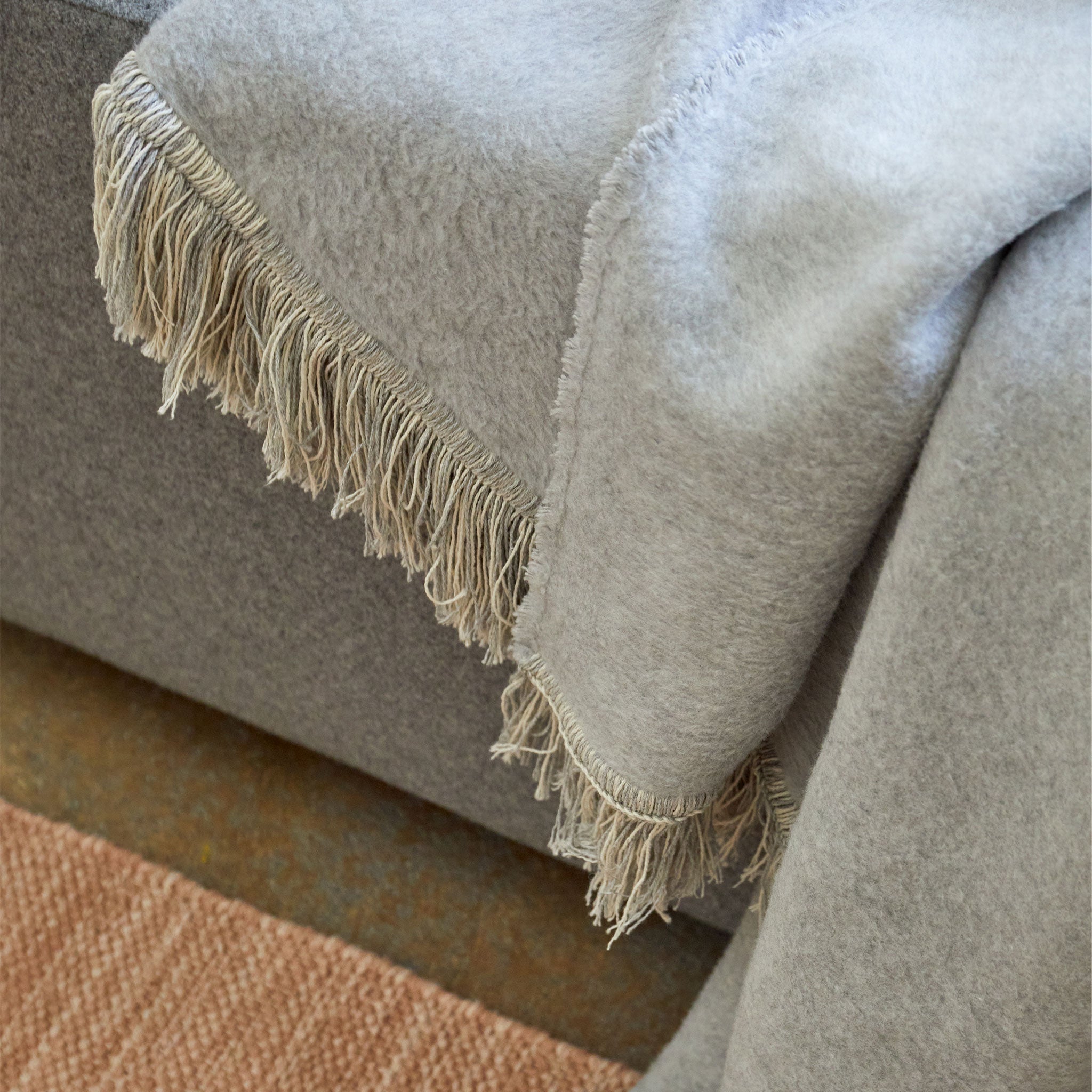 Baumwoll-Kuscheldecke Turra aus Velour, Hellgrau