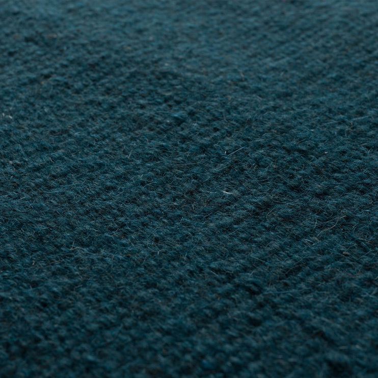 Teppich Manu in Petrol aus 50% Schurwolle & 50% Baumwolle | Entdecken Sie unsere schönsten Wohnaccessoires