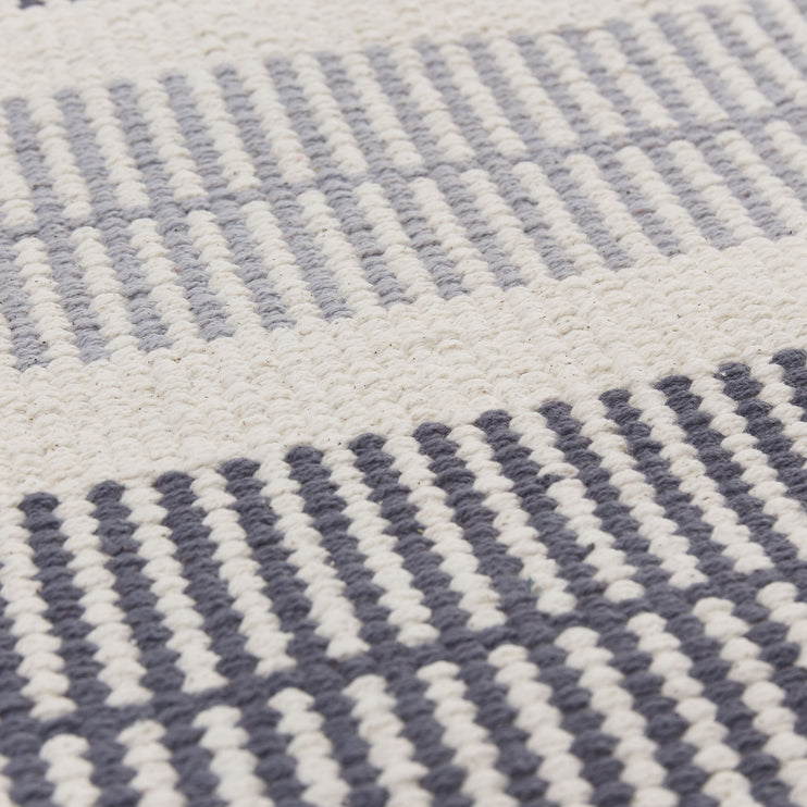 Teppich Vandani Eierschale & Grau & Dunkles Graublau, 100% Baumwolle | URBANARA Baumwollteppiche