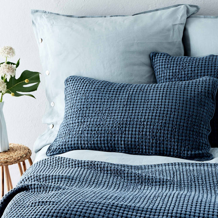 Tagesdecke Veirosin Blaugrau | Schöne Ideen für Ihr Zuhause | URBANARA