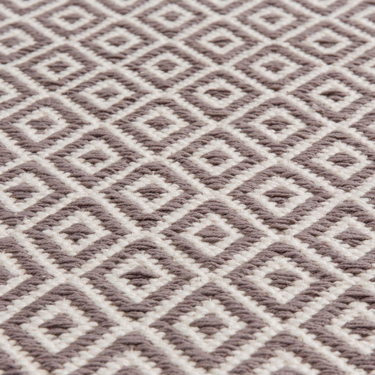 Teppich Tenali in Grau & Eierschale aus 100% Baumwolle | Entdecken Sie unsere schönsten Wohnaccessoires