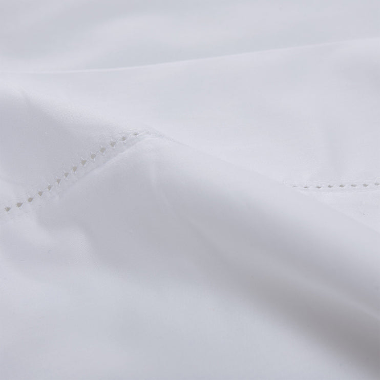 Kissenbezug Arles in Weiß aus 100% Baumwolle | Entdecken Sie unsere schönsten Wohnaccessoires