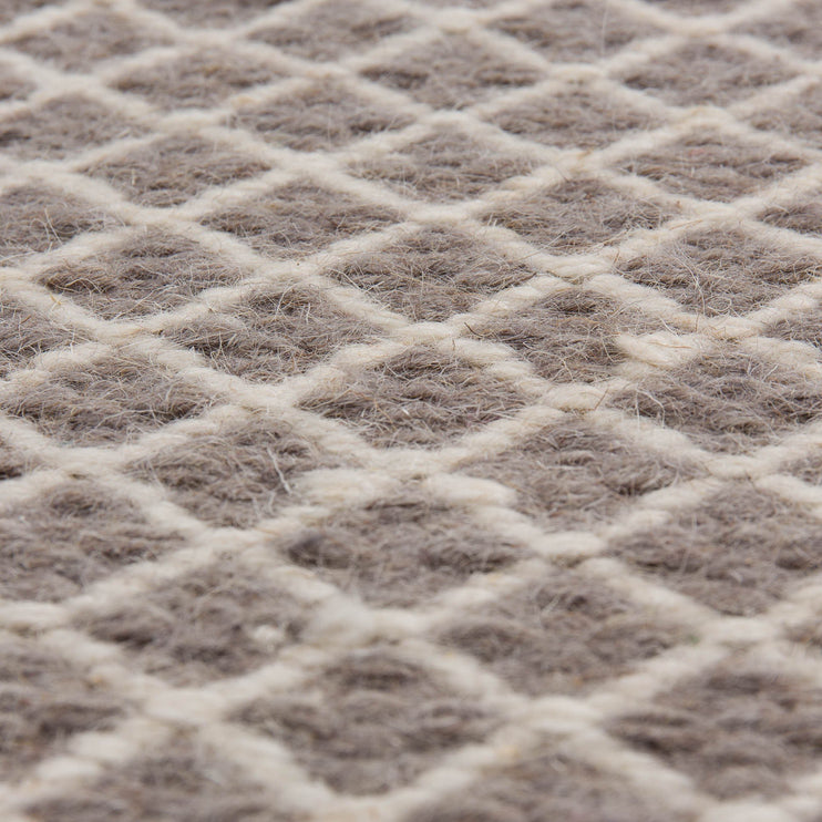 Teppich Loni in Grau & Eierschale aus 100% Wolle | Entdecken Sie unsere schönsten Wohnaccessoires