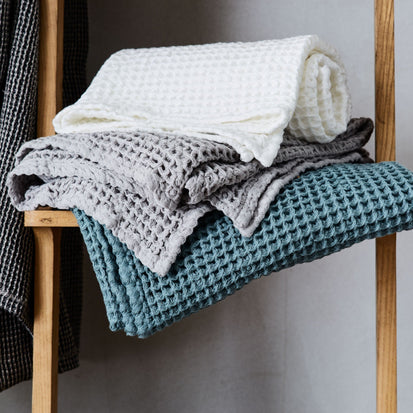 Handtuch Mikawa in Graugrün | Schöne Ideen für Ihr Zuhause | URBANARA