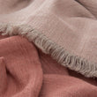 Decke Alkas in Altrosa & Steingrau aus 50% Leinen & 50% Baumwolle | Entdecken Sie unsere schönsten Wohnaccessoires