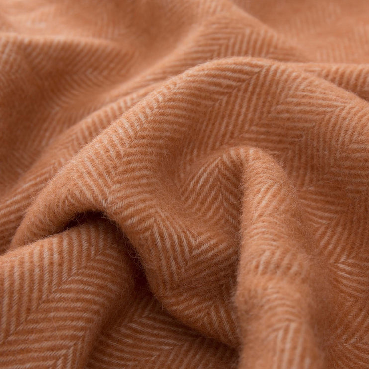 Decke Corcovado in Terrakotta & Eierschale aus 50% Alpakawolle & 50% Merinowolle | Entdecken Sie unsere schönsten Wohnaccessoires