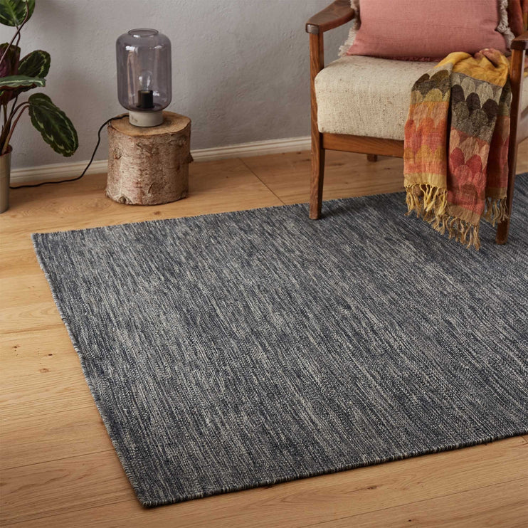 Teppich Gravlevin Anthrazit & Eierschale | Schöne Ideen für Ihr Zuhause | URBANARA