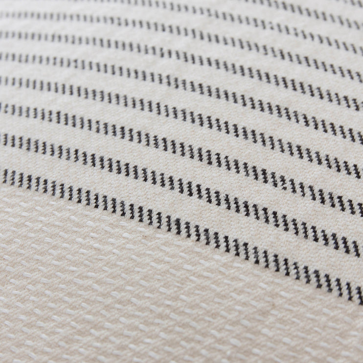 Kissenhülle Kadan in Creme & Schwarz aus 50% Leinen & 50% Baumwolle | Entdecken Sie unsere schönsten Wohnaccessoires