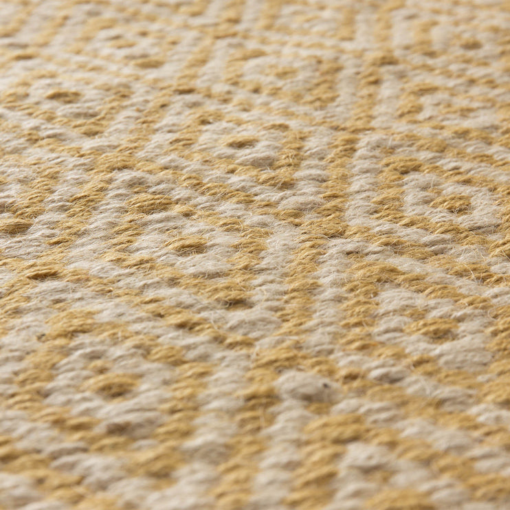 Teppich Dasheri in Senfgelb & Creme aus 100% Jute | Entdecken Sie unsere schönsten Wohnaccessoires