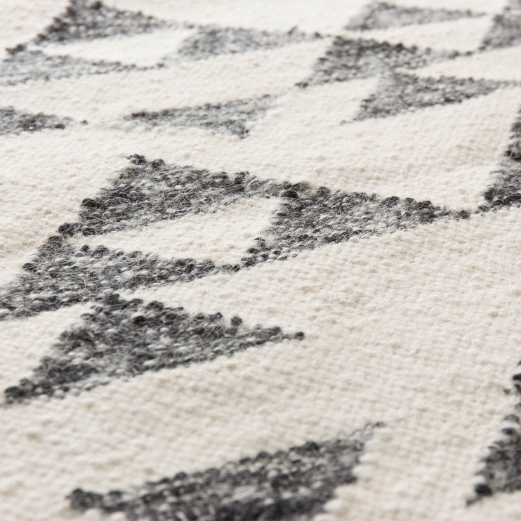 Teppich Kenai in Schwarz & Eierschale aus 60% Wolle & 40% Baumwolle | Entdecken Sie unsere schönsten Wohnaccessoires