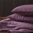 Tagesdecke Alviela in Aubergine aus 100% Baumwolle | Entdecken Sie unsere schönsten Wohnaccessoires