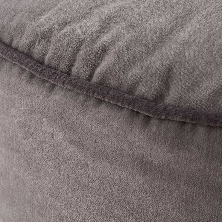 Samt-Pouf Deomali Grau & Dunkelgrau, 100% Baumwolle | URBANARA Hocker & Poufs