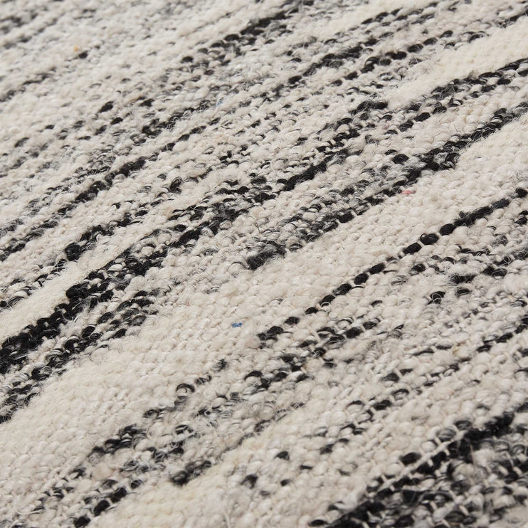 Pouf Balotra in Naturweiß & Schwarz aus 90% Wolle & 10% Baumwolle | Entdecken Sie unsere schönsten Wohnaccessoires