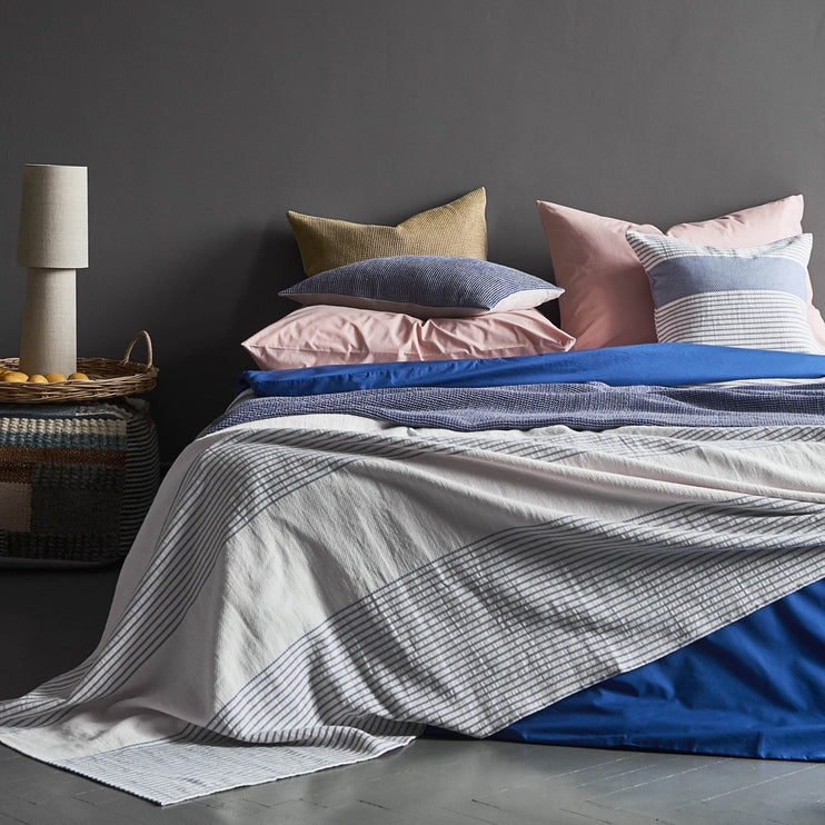 Tagesdecke Kadan, Weiß & Ultramarinblau, 50% Leinen & 50% Baumwolle | URBANARA Tagesdecken & Überwürfe