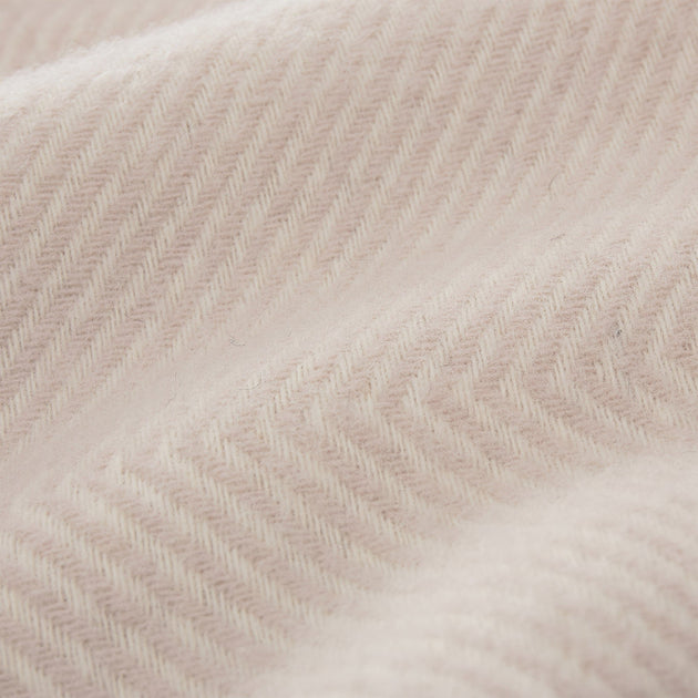 Decke Gotland in Zartrosa & Creme aus 100% Schurwolle | Entdecken Sie unsere schönsten Wohnaccessoires