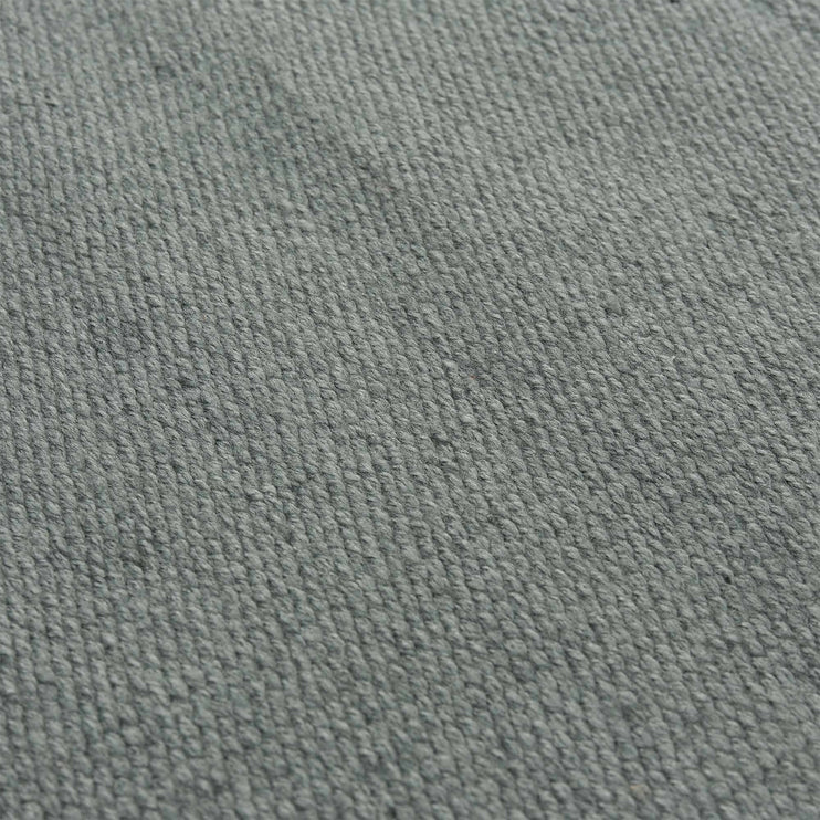 Outdoor-Teppich Udaka Grüngrau, 100% PET | URBANARA Gartenaccessories
