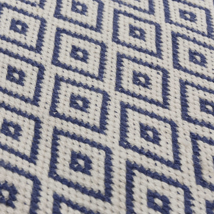 Teppich Barota in Ultramarinblau & Weiß aus 100% PET | Entdecken Sie unsere schönsten Wohnaccessoires