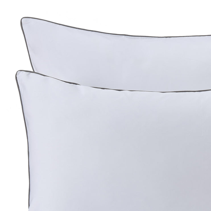 Kissenbezug Lanton, Weiß & Grau, 100% Baumwolle | URBANARA Satin-Bettwäsche