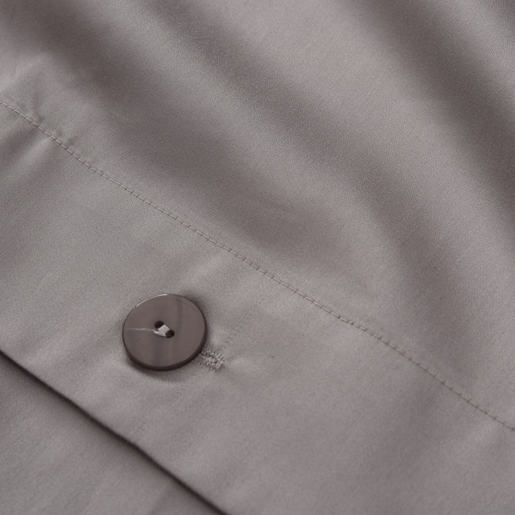 Kissenbezug Millau Grau, 100% gekämmte und merzerisierte Baumwolle | URBANARA Satin-Bettwäsche