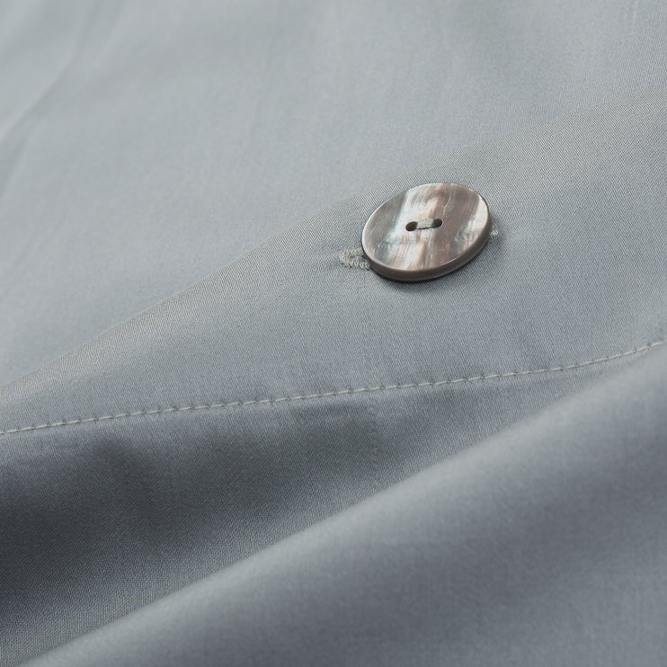 Kissenbezug Millau Helles Grüngrau, 100% gekämmte und merzerisierte Baumwolle | URBANARA Satin-Bettwäsche