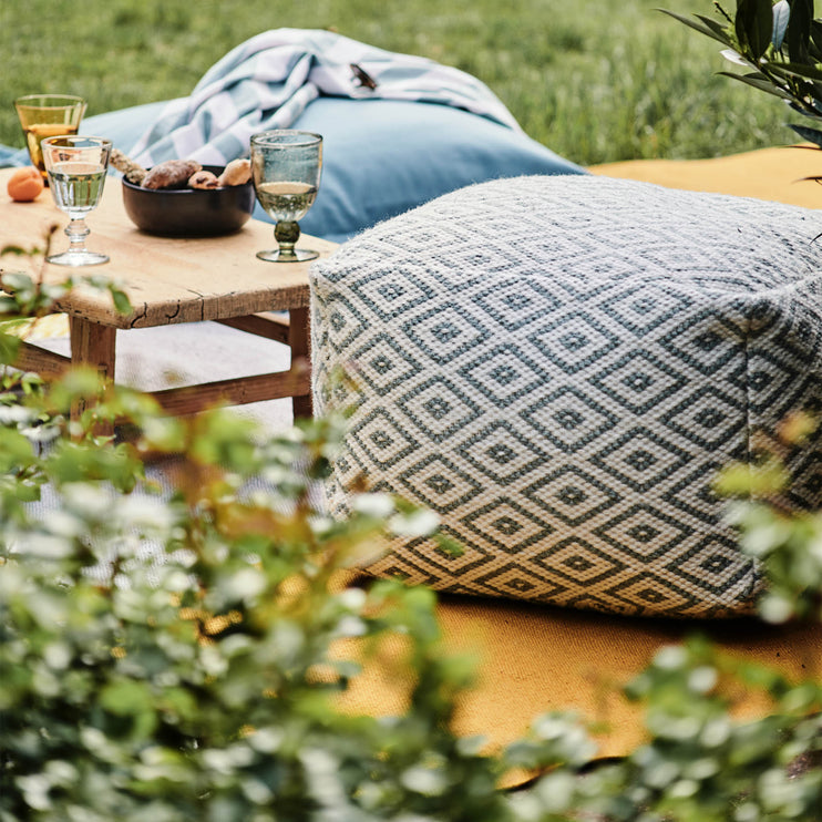Pouf Bansa in Grüngrau & Weiß | Schöne Ideen für Ihr Zuhause | URBANARA