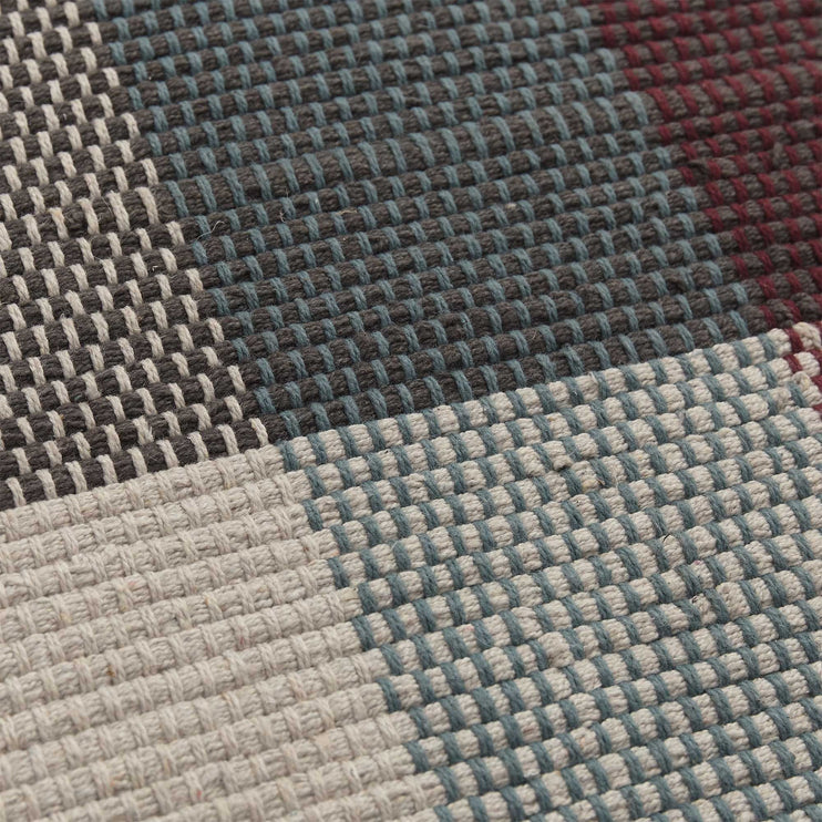 Teppich Bapeu in Hellgrau & Petrol & Weinrot aus 100% Baumwolle | Entdecken Sie unsere schönsten Wohnaccessoires
