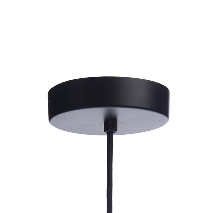 Pendelleuchte Sadum in Schwarz aus 100% Metall | Entdecken Sie unsere schönsten Wohnaccessoires