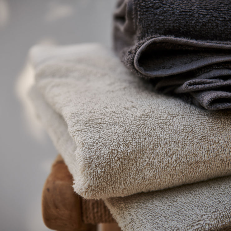 Handtuch Faia in Steingrau | Schöne Ideen für Ihr Zuhause | URBANARA
