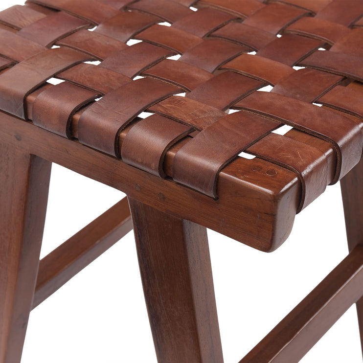 Hocker Kamaru Cognac, 100% Leder & 100% Teakholz | URBANARA Kleinmöbel