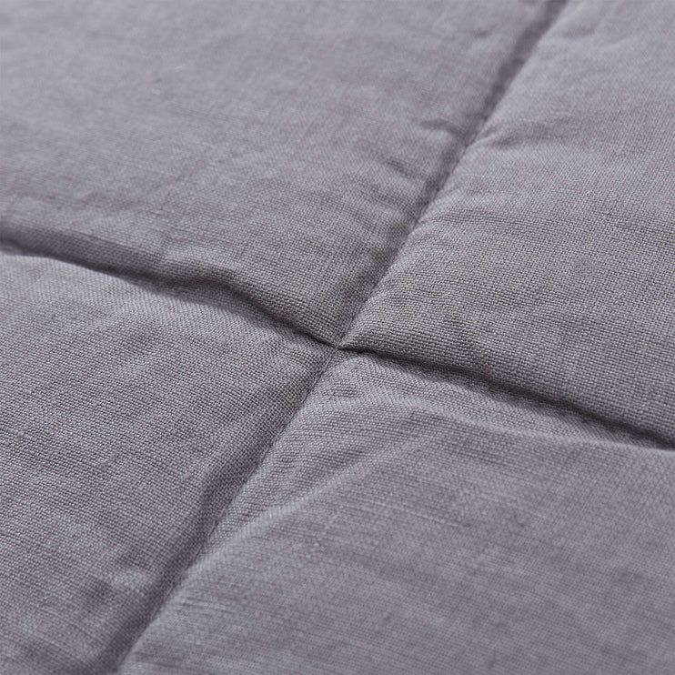 Kissenhülle Karlay in Anthrazit aus 100% Leinen | Entdecken Sie unsere schönsten Wohnaccessoires