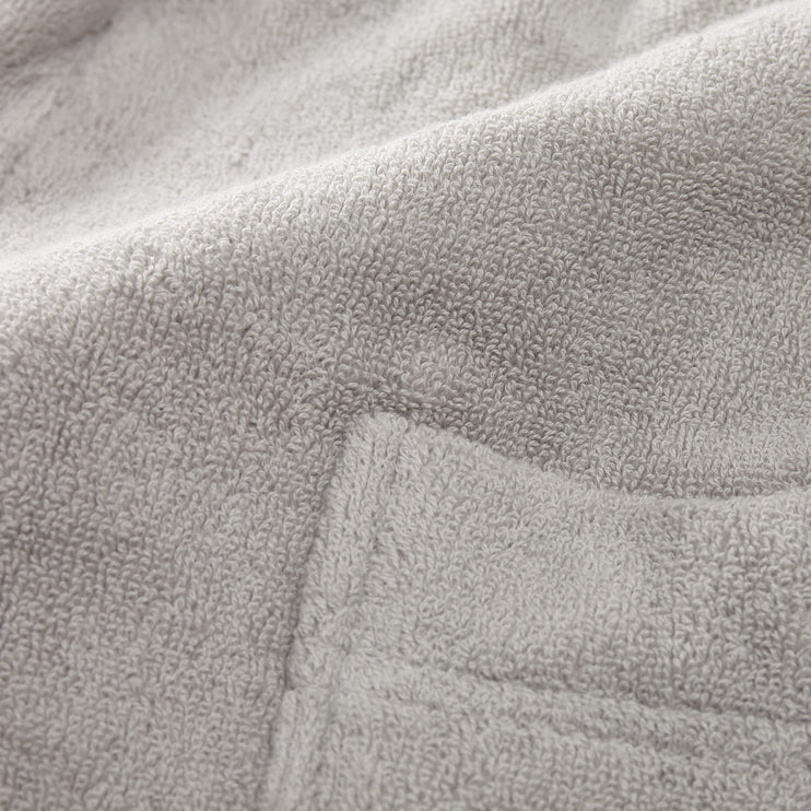 Bademantel Merouco in Hellgrau aus 100% Bio-Baumwolle | Entdecken Sie unsere schönsten Wohnaccessoires