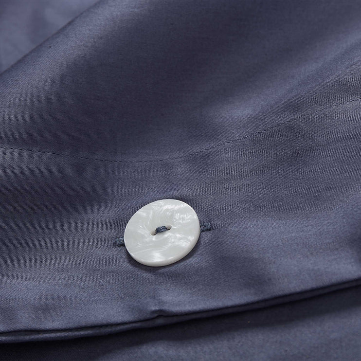 Satin-Bettwäsche Millau in Dunkles Graublau aus 100% gekämmte und merzerisierte Baumwolle | Entdecken Sie unsere schönsten Wohnaccessoires