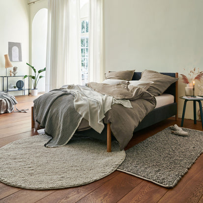 Bett Veng von Re Beds Urbanara Edition [Dunkelgrau/Geölte Eiche]