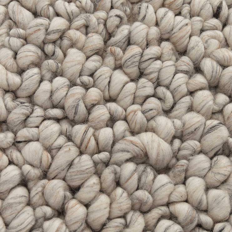 Teppich Panchu in Silbergrau & Grau aus 45% Wolle & 45% Viskose & 10% Baumwolle | Entdecken Sie unsere schönsten Wohnaccessoires