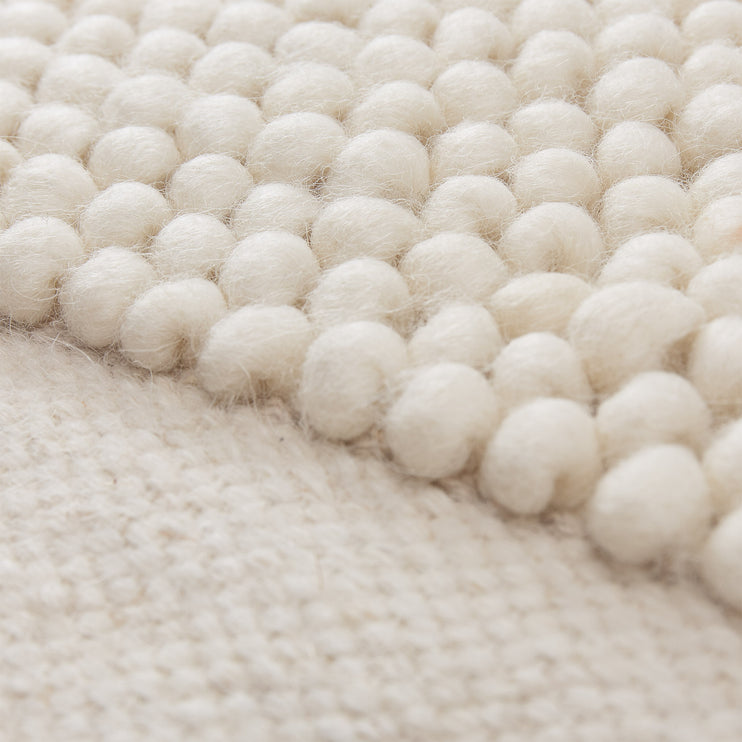 Kissenhülle Paro in Elfenbein aus 80% Wolle & 20% Baumwolle | Entdecken Sie unsere schönsten Wohnaccessoires