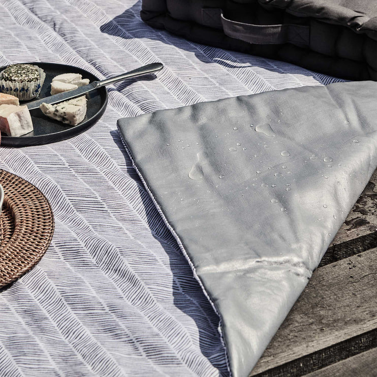 Picknickdecke Mallur in Taubenblau & Naturweiß & Taubenblau | Schöne Ideen für Ihr Zuhause | URBANARA