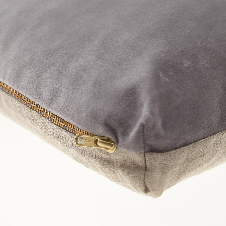 Kissen Tipani in Grau aus 100% Baumwolle & 100% Leinen | Entdecken Sie unsere schönsten Wohnaccessoires