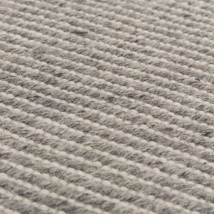 Wollteppich Vadi in Grau & Naturweiß aus 100% Wolle | Entdecken Sie unsere schönsten Wohnaccessoires