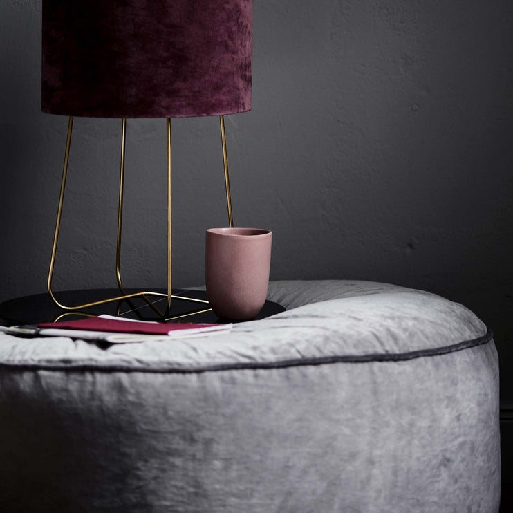 Samt-Pouf Deomali in Grau & Dunkelgrau aus 100% Baumwolle | Entdecken Sie unsere schönsten Wohnaccessoires